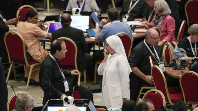 ο-πάπας-που-έσπασε-πρωτόκολλα-και-παρα-562693522