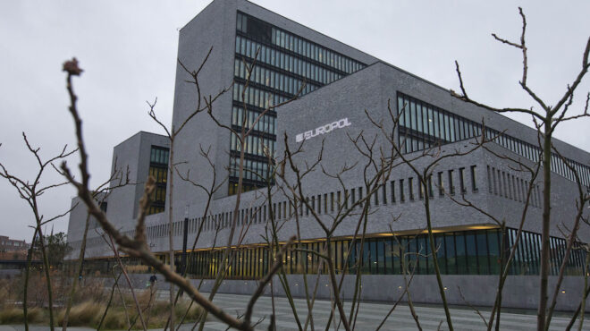 europol-μπαράζ-εφόδων-για-ένα-από-τα-μεγαλύτ-562657288