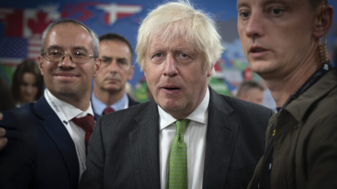 ο-μπόρις-τζόνσον-σε-ρόλο-τηλεοπτικού-π-562698013