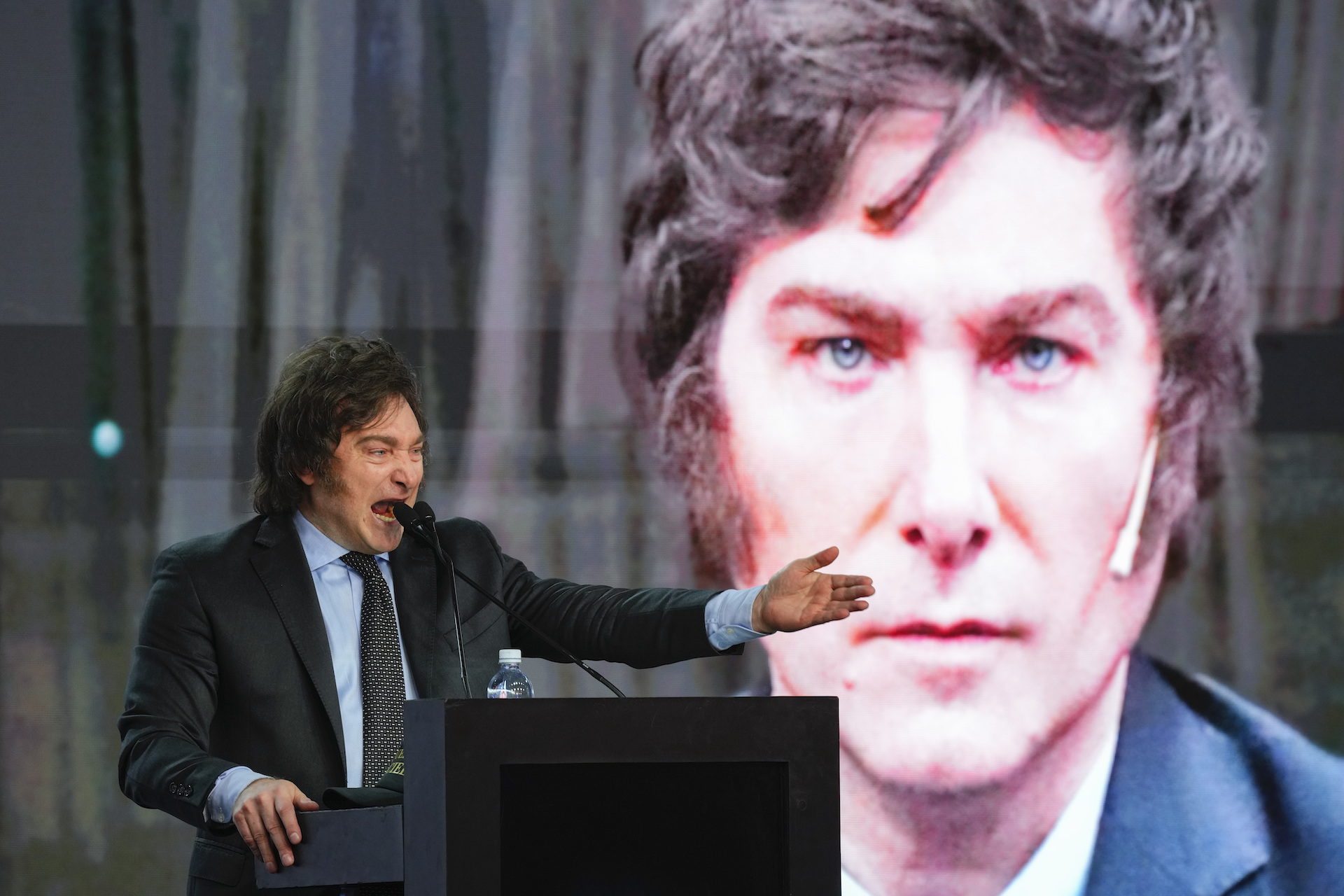 Εκλογές την Κυριακή στην Αργεντινή: Ενας «εμπρηστής της πολιτικής» φαβορί για την προεδρία-4