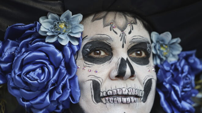 dia-de-los-muertos-χιλιάδες-μεξικάνοι-γιόρτασαν-την-562690423