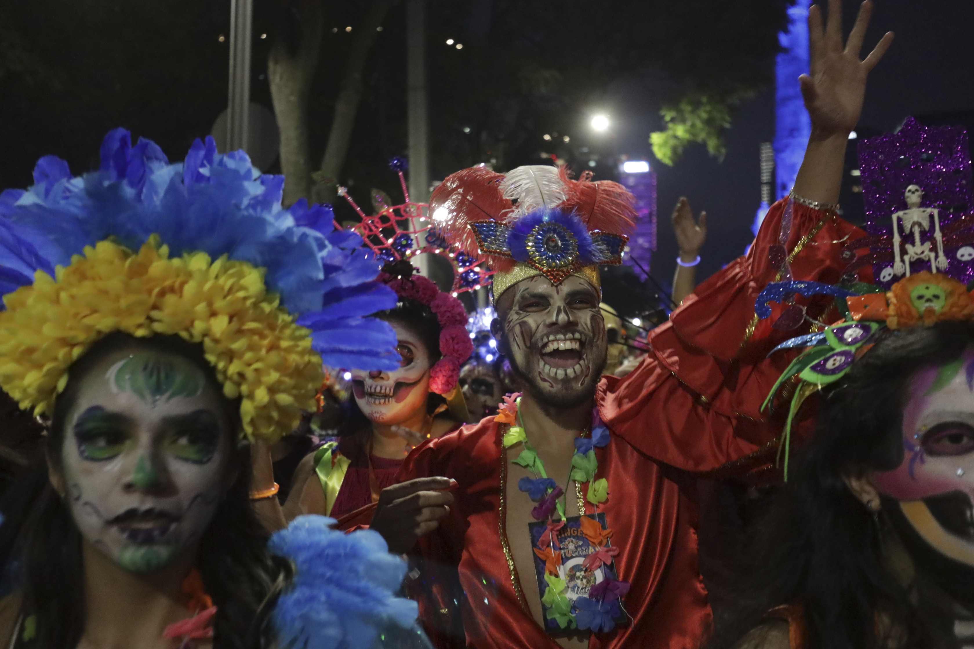 Día de los Muertos: Χιλιάδες Μεξικάνοι γιόρτασαν την «επιστροφή» των νεκρών-3