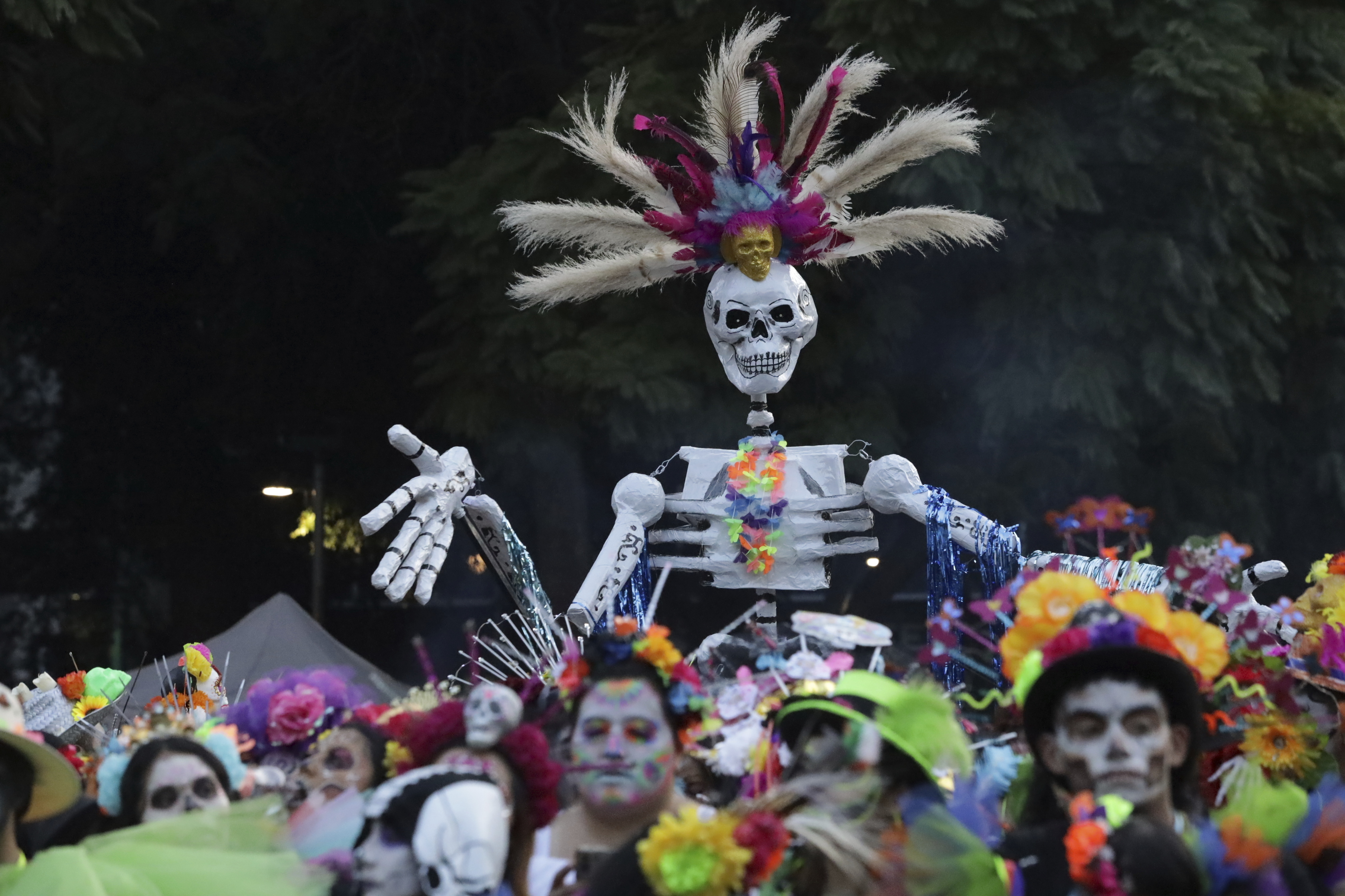Día de los Muertos: Χιλιάδες Μεξικάνοι γιόρτασαν την «επιστροφή» των νεκρών-4