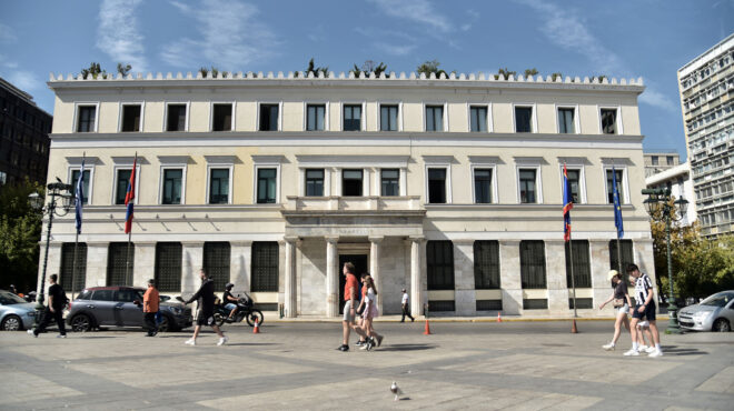 αρωμα-γυναίκας-στο-συμβούλιο-του-δήμο-562676407