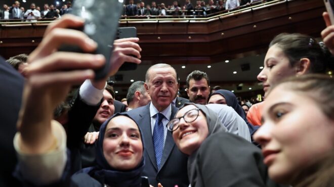 ομιλία-ερντογάν-σε-ομάδες-νέων-που-φών-562668397