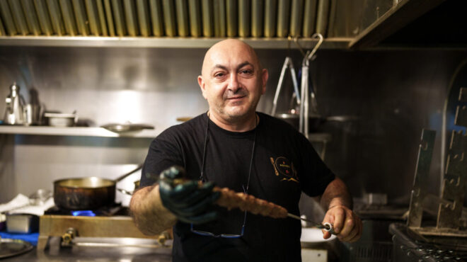 χόβολη-στο-ψητοπωλείο-του-κάρεν-στην-α-562661314