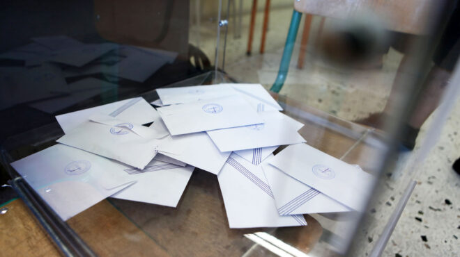 ο-όχλος-είναι-η-δύναμή-του-562663717