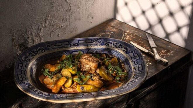 κουνέλι-στον-φούρνο-με-κρασάτη-σάλτσα-562660099