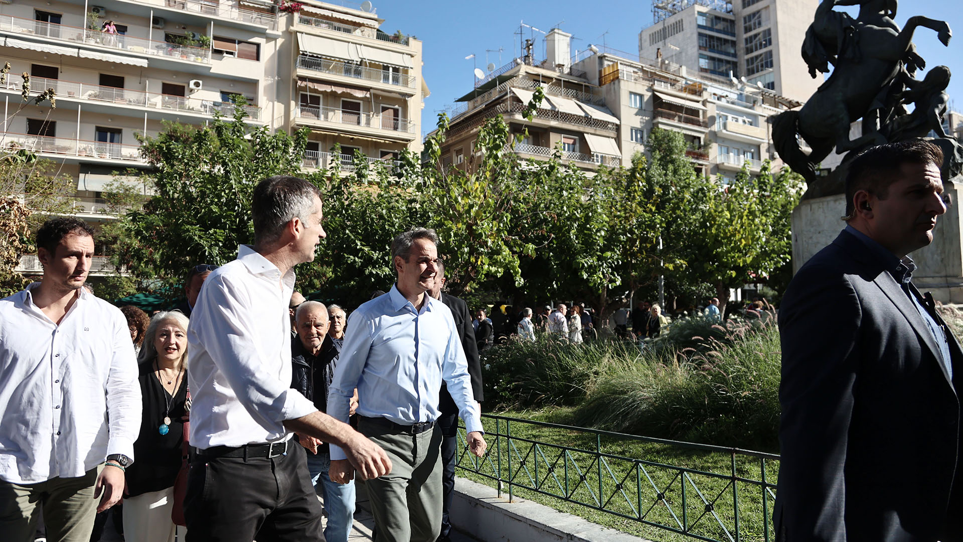 Περιοδεία Μητσοτάκη – Μπακογιάννη στην πλ. Βικτωρίας – Το σχόλιο του πρωθυπουργού για το ντιμπέιτ-1