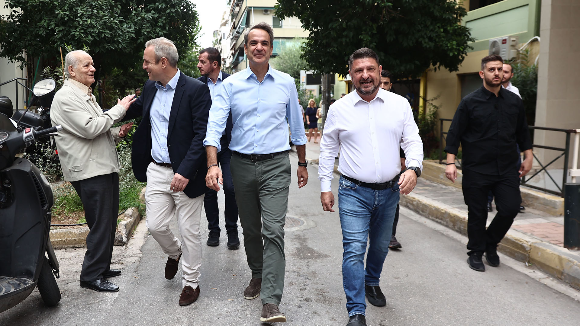 Μητσοτάκης με Χαρδαλιά από Βύρωνα: «Θα είμαστε παρόντες για να κάνουμε τις ζωές σας καλύτερες»-1