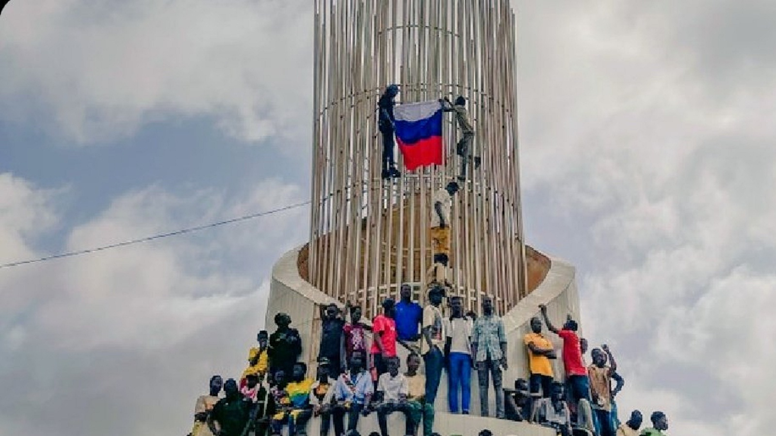 Ρωσική σημαία, η τελευταία λέξη της μόδας στη δυτική Αφρική-1