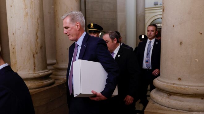 ηπα-ο-μακάρθι-ανακοινώνει-ότι-δεν-θα-εί-562651969