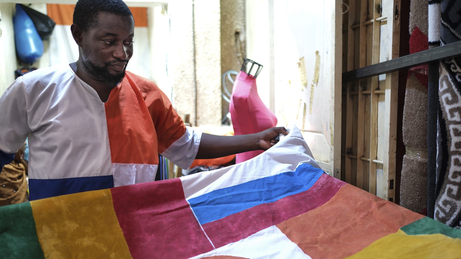 Ρωσική σημαία, η τελευταία λέξη της μόδας στη δυτική Αφρική-3