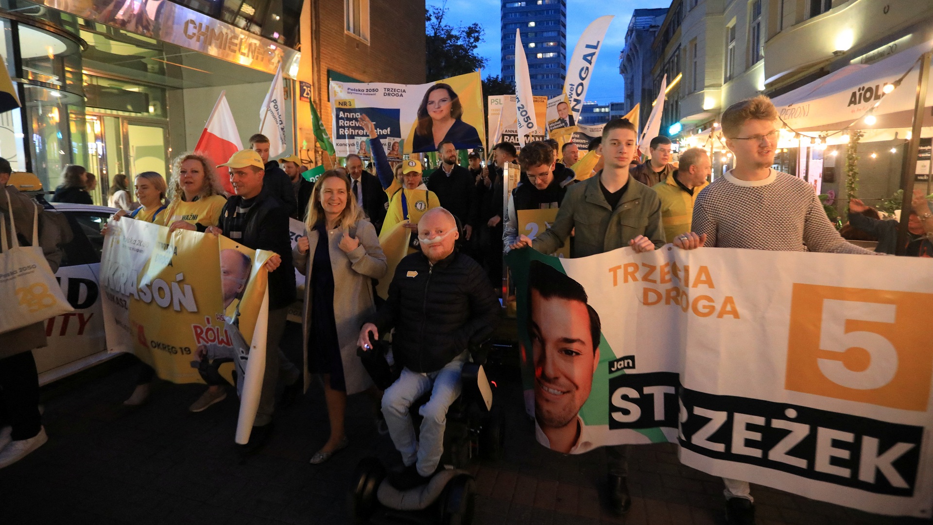 Πολωνία-εκλογές: Στις κάλπες οι ψηφοφόροι, με το κυβερνών κόμμα να έχει μικρό προβάδισμα-3