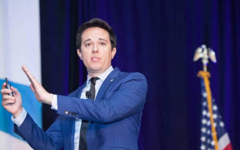 Σκοτ Γκρέιτακ στην «Κ»: Πώς χάνουμε τη διαδρομή του χρήματος