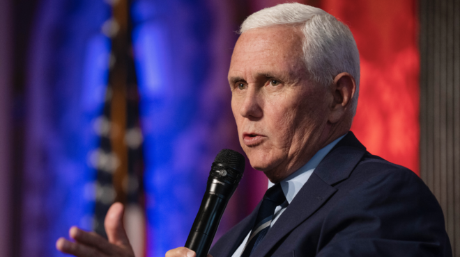 ο-μάικ-πενς-αποσύρεται-από-την-προεδρι-562698661