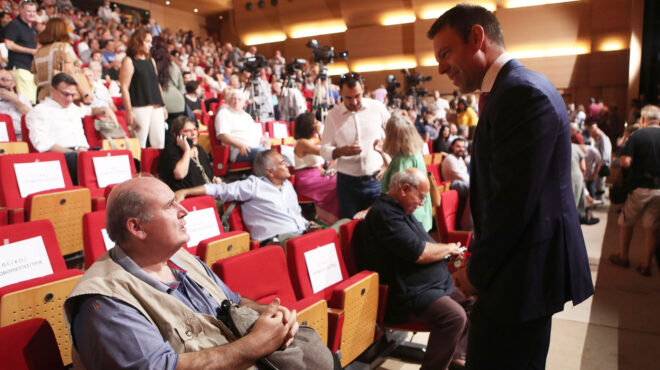 συριζα-επιμένει-στη-σκληρή-γραμμή-ο-562693480