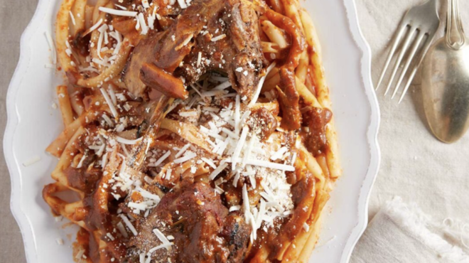 αρνί-με-μακαρόνια-μπλουμ-στη-γάστρα-562669927