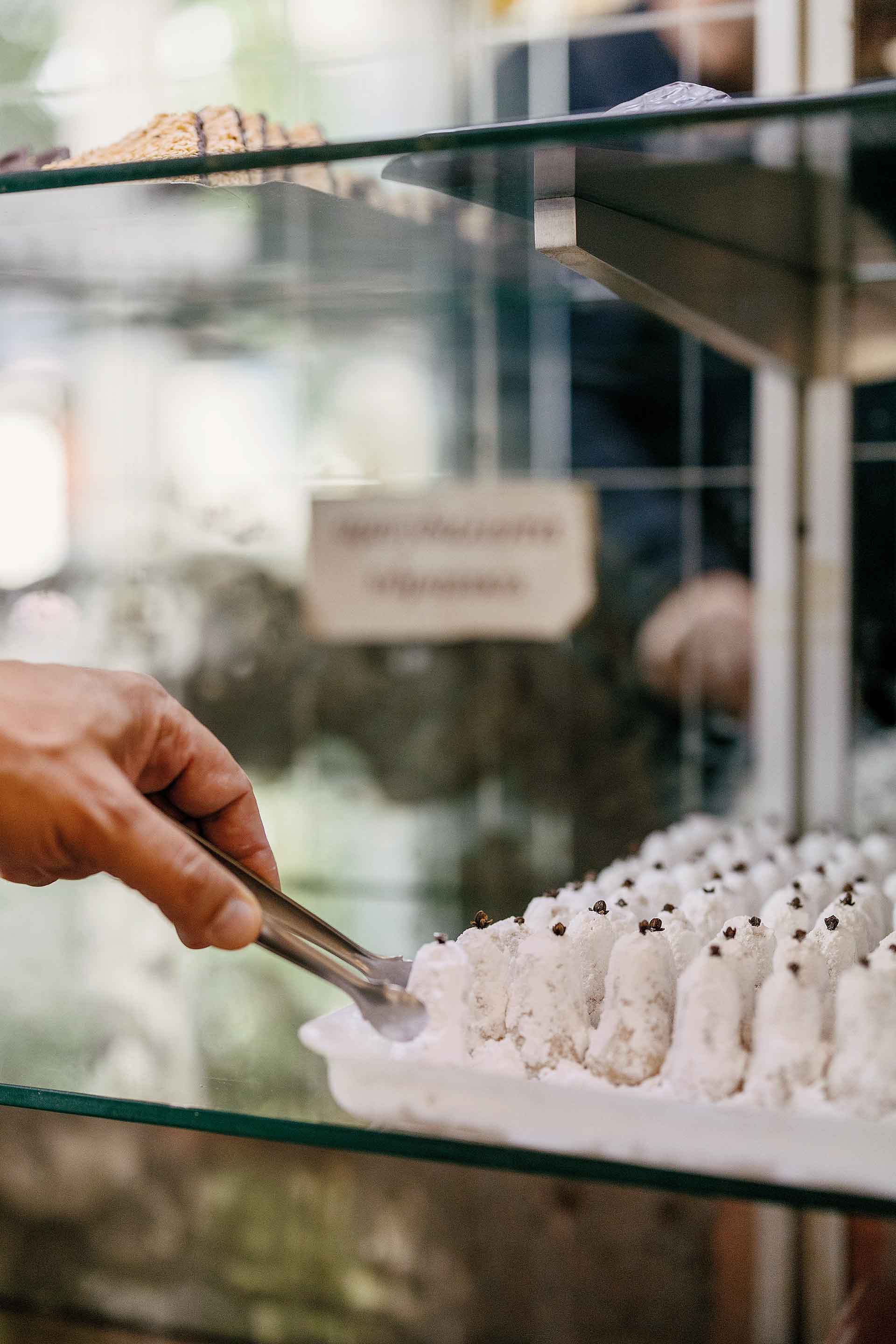 Πού τρώμε τα πιο νόστιμα ρετρό γλυκά της Αθήνας-4