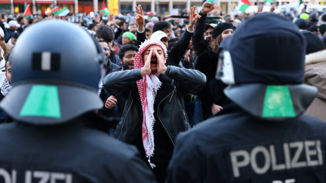 65-αστυνομικοί-τραυματίστηκαν-κατά-τη-δ-562681609