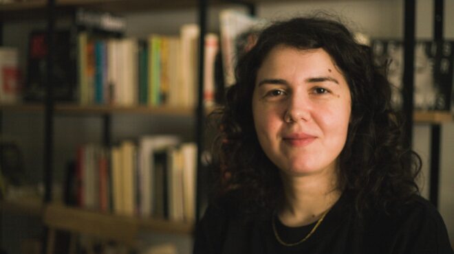 μια-μιλένιαλ-στο-τιμόνι-της-πειραματι-562695340