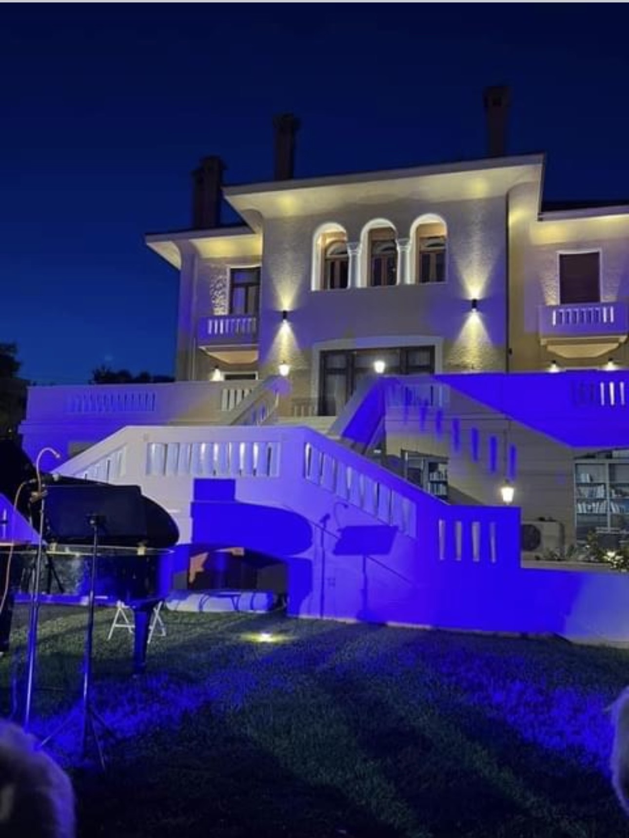 Με το ’να χέρι χτίζουν, με τ’ άλλο γκρεμίζουν-1