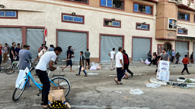 κάτοικοι-της-γάζας-εισέβαλαν-σε-αποθή-562698757