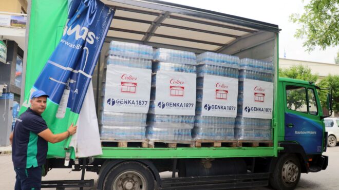 προσφορά-εμφιαλωμένων-νερών-από-τη-genka1877-562650067