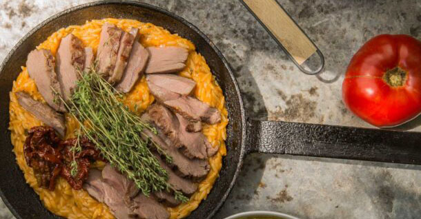 γιουβέτσι-με-αρνάκι-ντομάτα-και-μυρωδ-562664041