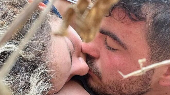 επτά-ώρες-ξαπλωμένοι-στο-έδαφος-για-να-562669258