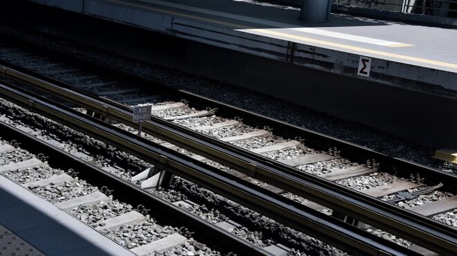 ησαπ-πτώση-ατόμου-στις-γραμμές-μεταξύ-562662013