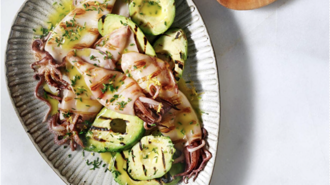 καλαμάρια-ψητά-με-κρητικό-αβοκάντο-σα-562692313