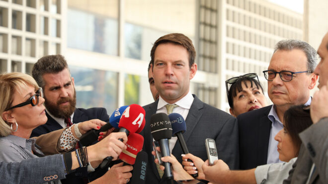 στο-προσκήνιο-η-υπόθεση-των-υποκλοπών-562701454