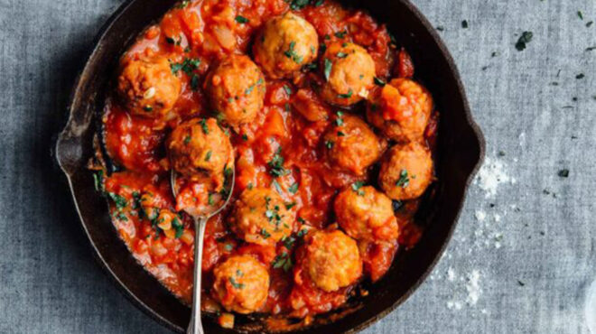 κεφτεδάκια-κοτόπουλου-με-κάρι-και-σάλ-562667407