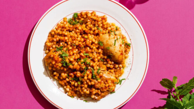 κοτόπουλο-με-πλιγούρι-στην-κατσαρόλα-562674487