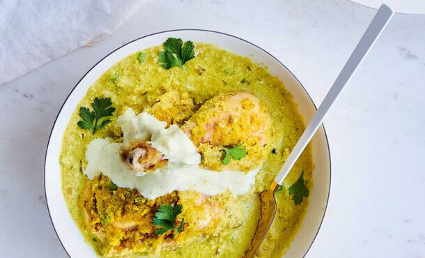 κοτόπουλο-στον-φούρνο-με-κάρι-αμυγδάλ-562677574