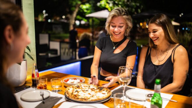 lisa-ο-pizzaiolo-της-φωκίωνος-νέγρη-φτιάχνει-μια-α-562660108