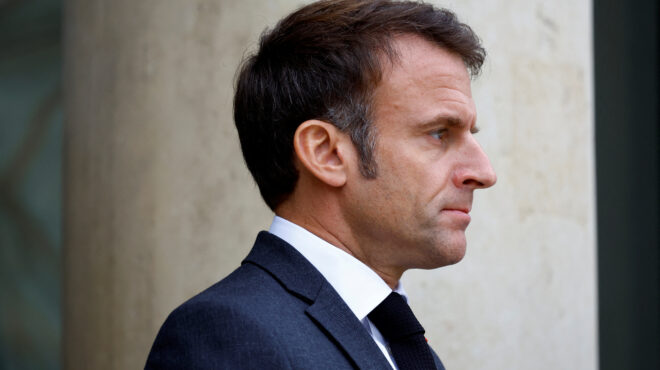 ο-μακρόν-στην-κηδεία-του-δασκάλου-που-δ-562681417