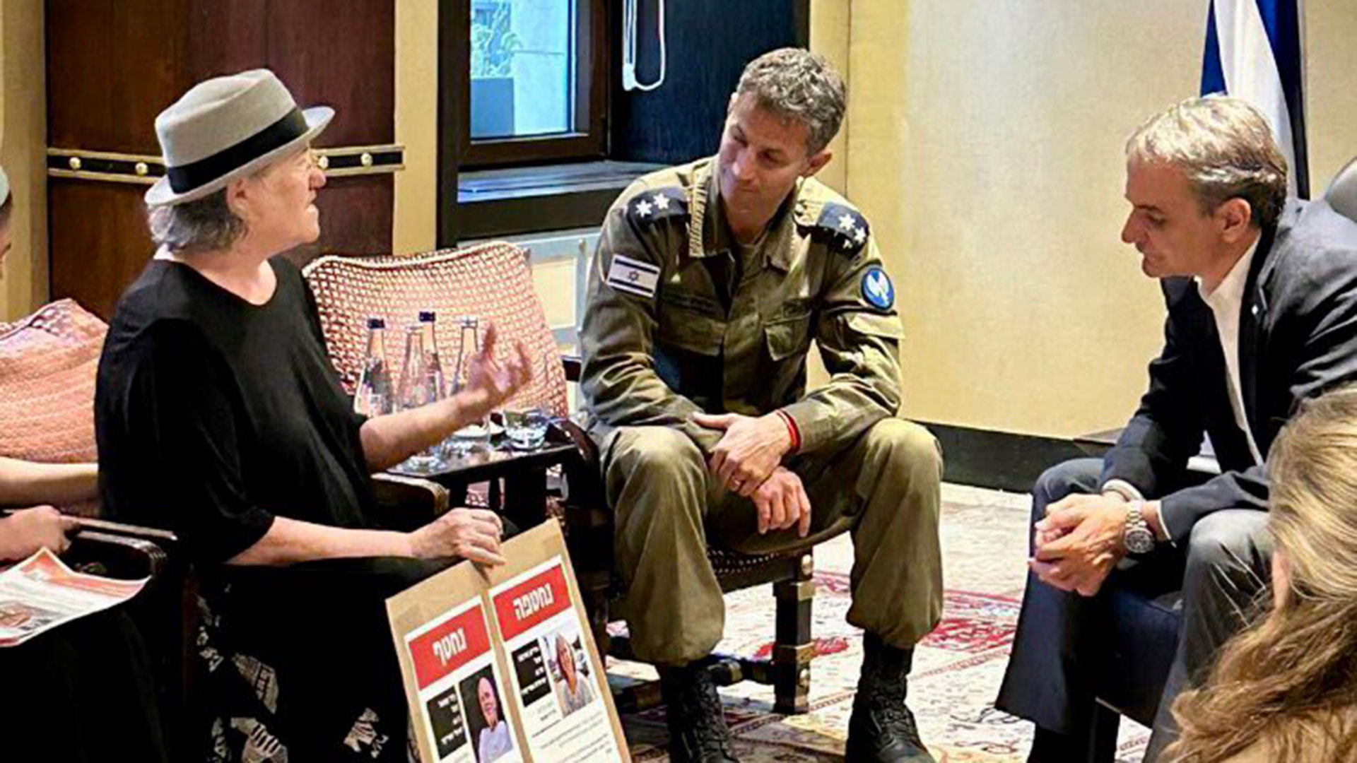 Ο Μητσοτάκης συνάντησε συγγενείς ομήρων της Χαμάς-1