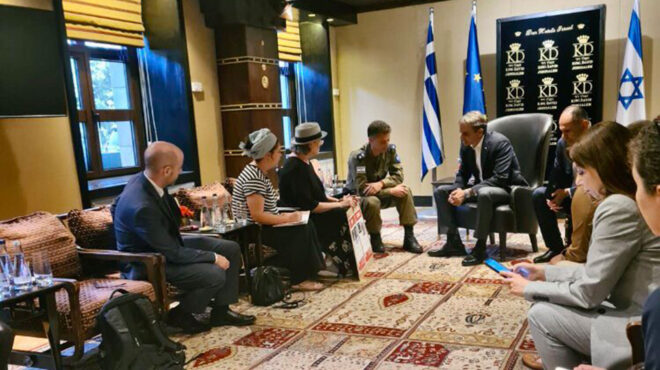 ο-μητσοτάκης-συνάντησε-συγγενείς-ομή-562688122