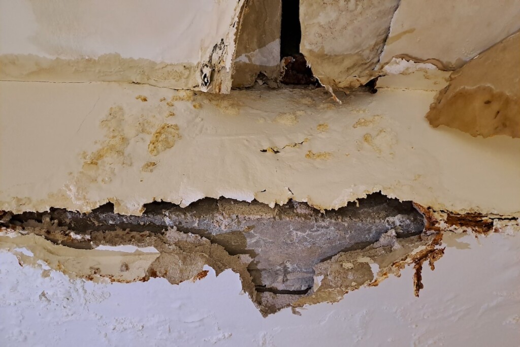 Εισαγγελία Πρωτοδικών Αθήνας: Κατέρρευσαν ράφια, δύο τραυματίες-1