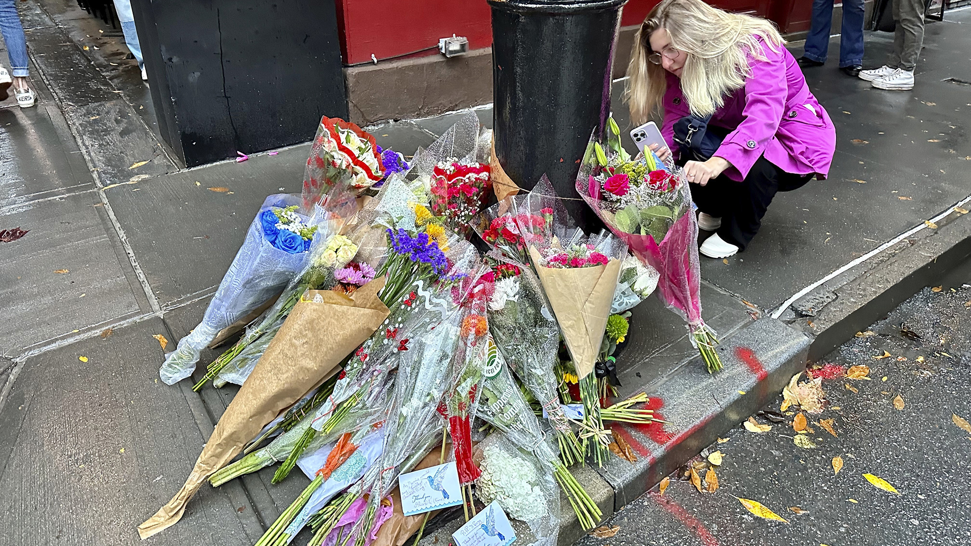 Μάθιου Πέρι: Oι θαυμαστές του τον αποχαιρετούν έξω από το σπίτι των «Friends» (φωτογραφίες)-2