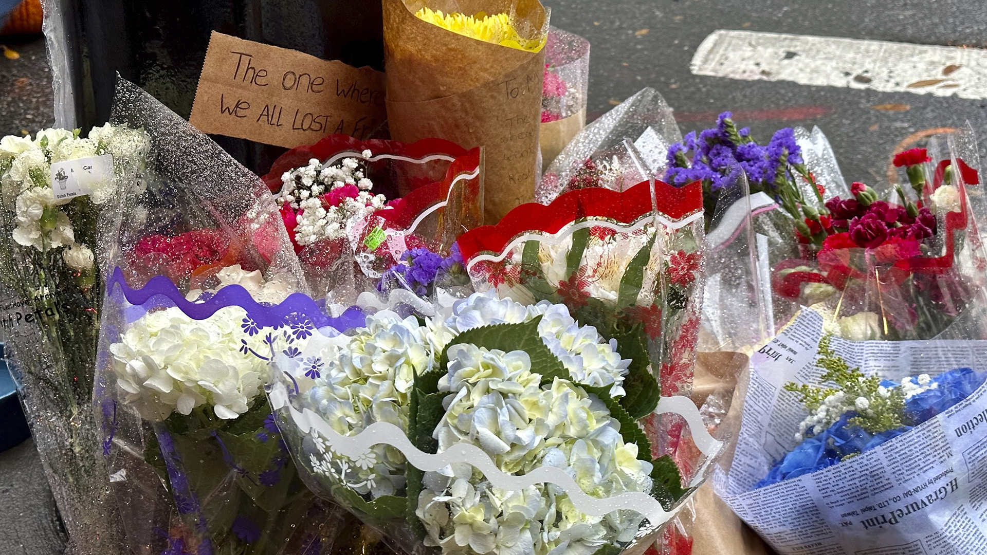 Μάθιου Πέρι: Oι θαυμαστές του τον αποχαιρετούν έξω από το σπίτι των «Friends» (φωτογραφίες)-1