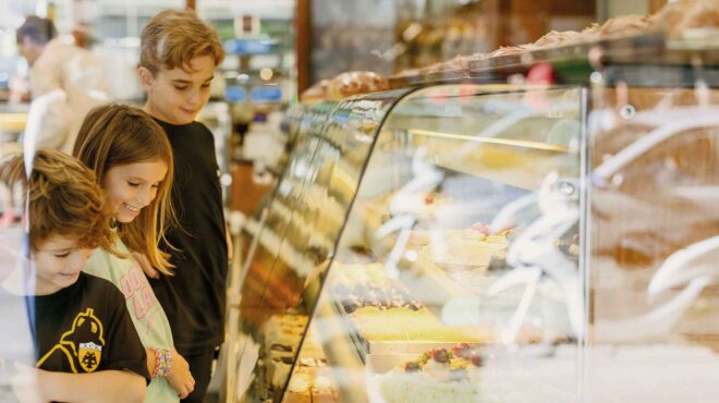 πού-τρώμε-τα-πιο-νόστιμα-ρετρό-γλυκά-τη-562699816