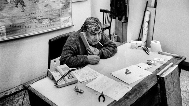 υπάλληλοι-αποκαμωμένοι-από-την-πλήξη-562698034