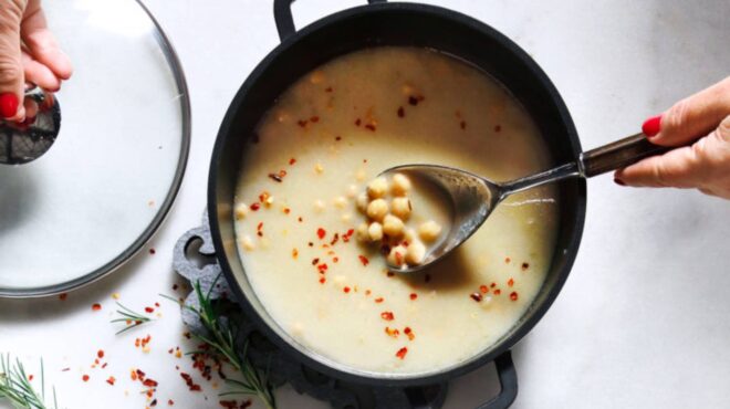 ρεβύθια-με-ταχίνι-λεμόνι-και-καυτερό-μ-562693627