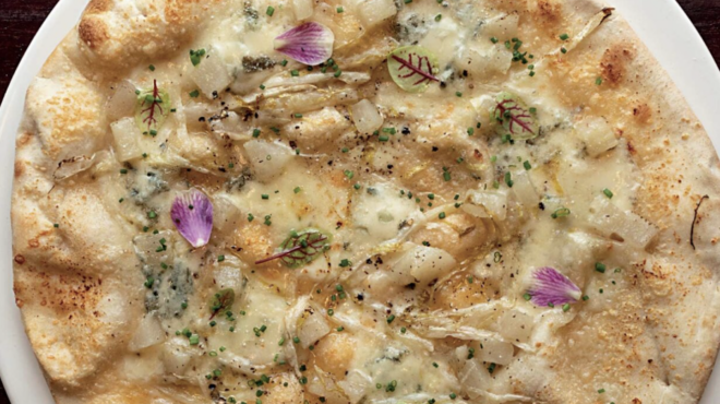 πίτσα-με-σικορέ-γκοργκοντζόλα-και-αχλ-562697710