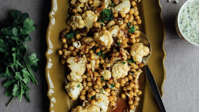 ψητά-ρεβύθια-με-κουνουπίδι-και-σάλτσα-562661890