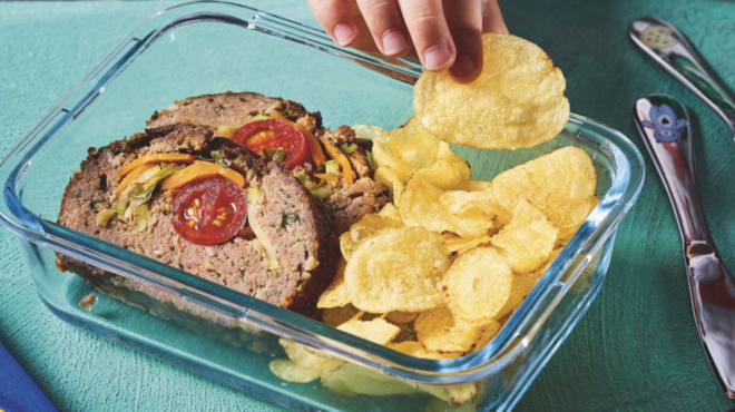 ρολό-κιμά-γεμιστό-με-λαχανικά-και-τσιπ-562699753