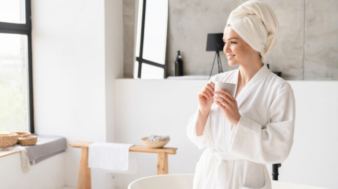 λούσιμο-με-ζεστή-πετσέτα-τι-προσφέρει-562668313